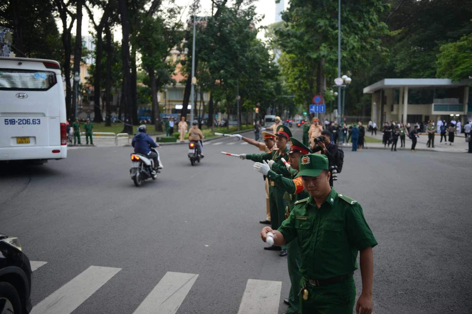 Người dân có mặt từ sớm chờ vào viếng Tổng bí thư Nguyễn Phú Trọng tại TP Hồ Chí Minh- Ảnh 3.