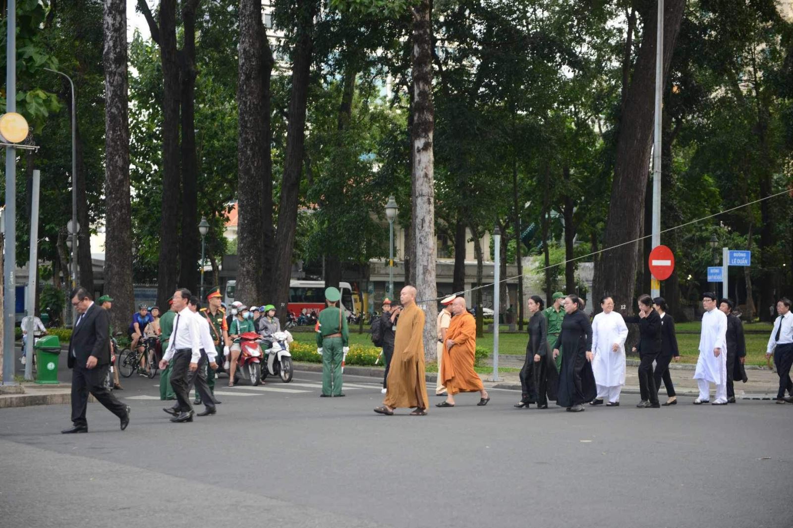 Người dân có mặt từ sớm chờ vào viếng Tổng bí thư Nguyễn Phú Trọng tại TP Hồ Chí Minh- Ảnh 1.