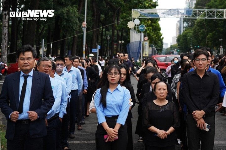 Dòng người nối dài hơn 1km vào viếng Tổng Bí thư Nguyễn Phú Trọng- Ảnh 55.