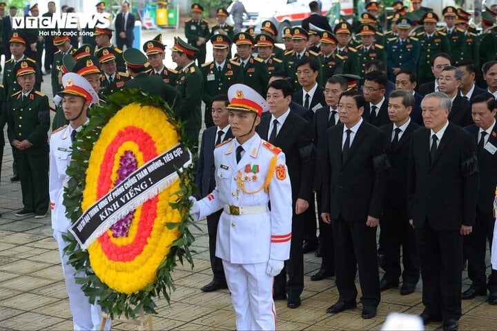 Dòng người nối dài hơn 1km vào viếng Tổng Bí thư Nguyễn Phú Trọng- Ảnh 71.