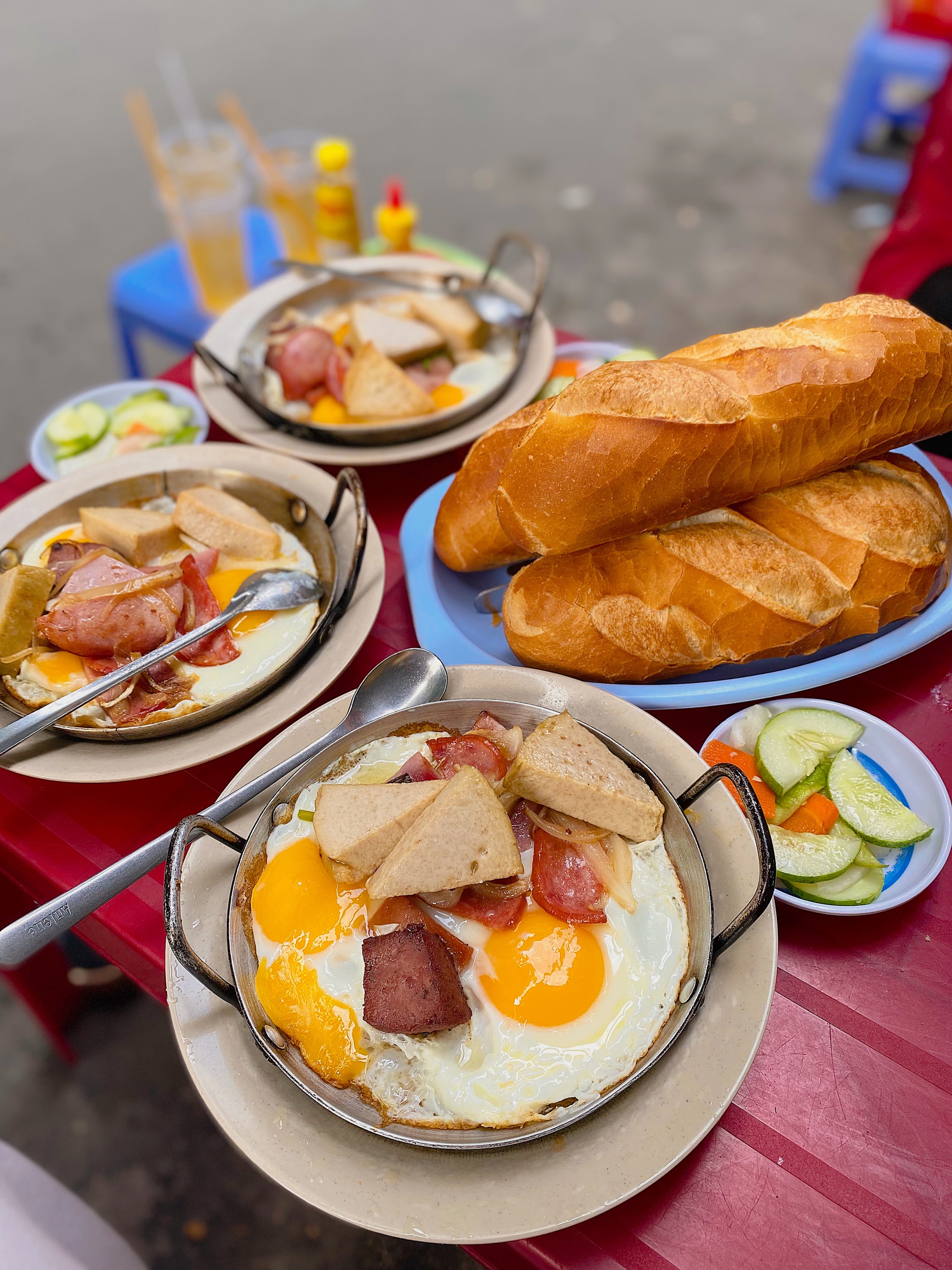 Hàng bánh mì chảo bị đồn "chảnh" nhất TP.HCM, hơn nửa thế kỷ vẫn giữ nguyên công thức "khô khốc" lạ kỳ- Ảnh 3.