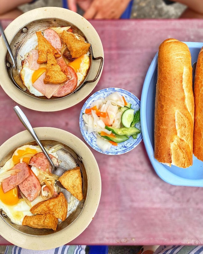 Hàng bánh mì chảo bị đồn "chảnh" nhất TP.HCM, hơn nửa thế kỷ vẫn giữ nguyên công thức "khô khốc" lạ kỳ- Ảnh 5.