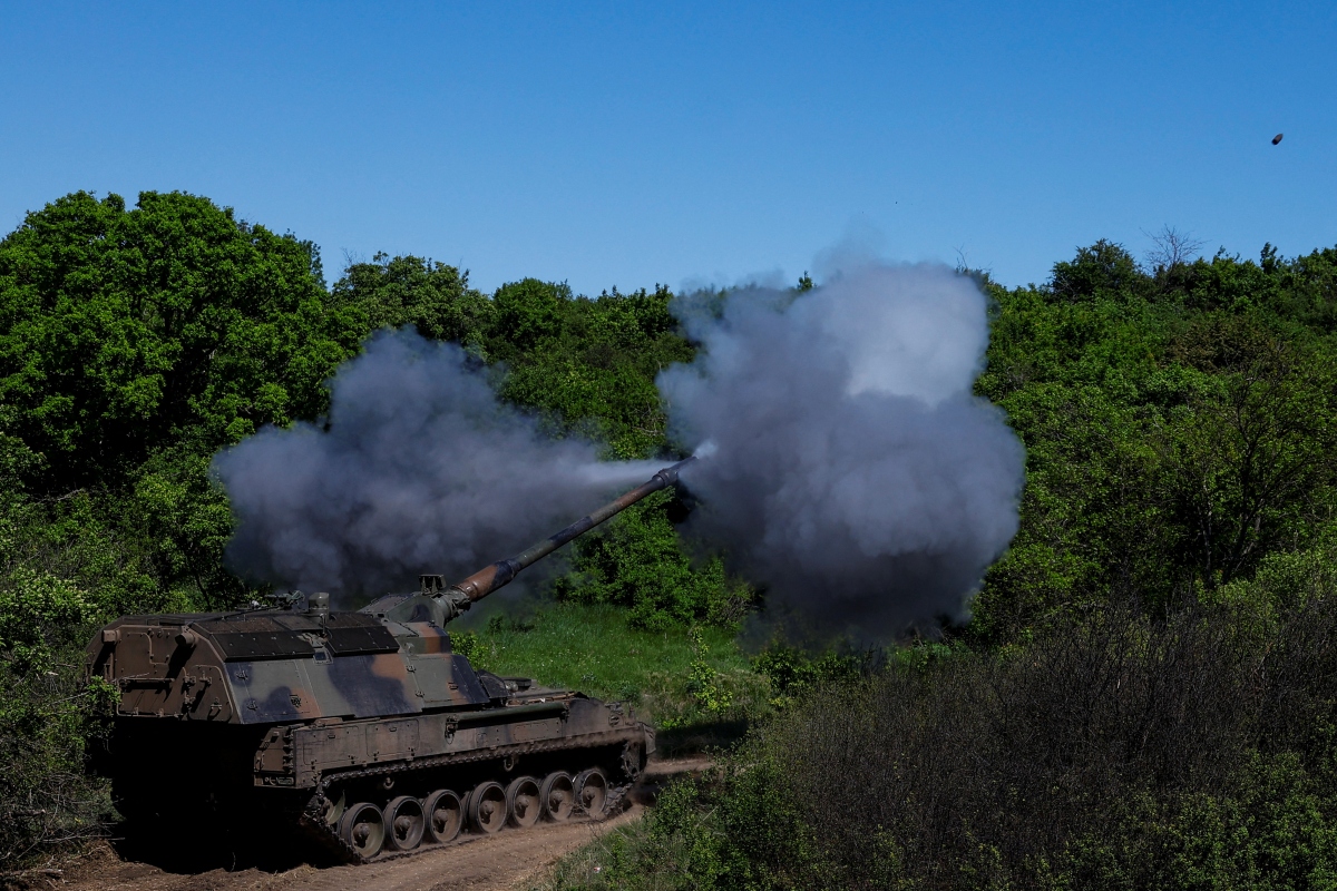 Quân đội Ukraine khai hỏa lựu pháo tự hành Panzerhaubitze 2000 về phía quân đội Nga ở Donetsk. Ảnh: Reuters