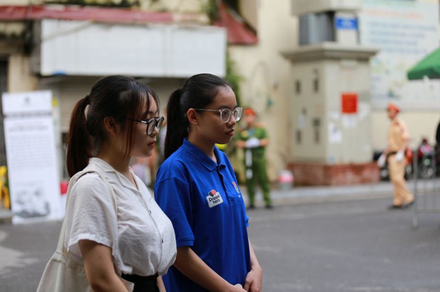 Người trẻ xếp hàng dài vào viếng Tổng Bí thư Nguyễn Phú Trọng: "Thương bác vô cùng, mong bác yên lòng"- Ảnh 8.