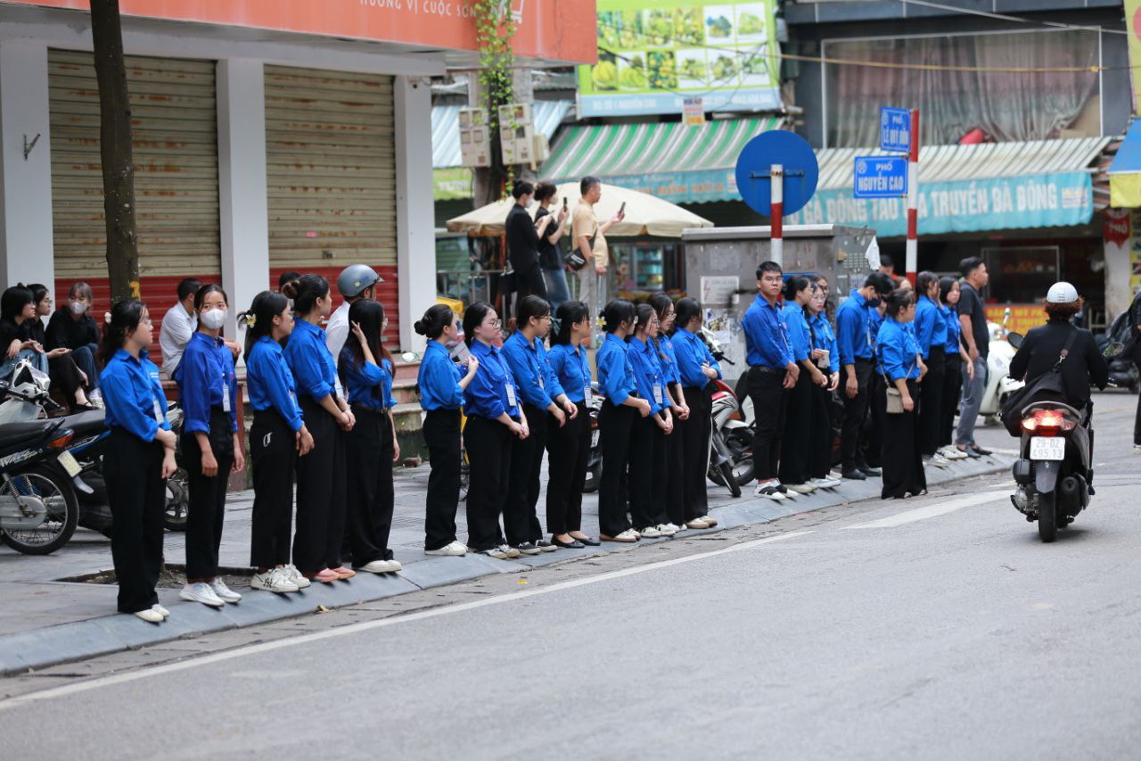 Người dân từ nhiều nơi xa đến Nhà tang lễ Quốc gia từ rạng sáng, chờ viếng Tổng Bí thư Nguyễn Phú Trọng- Ảnh 4.