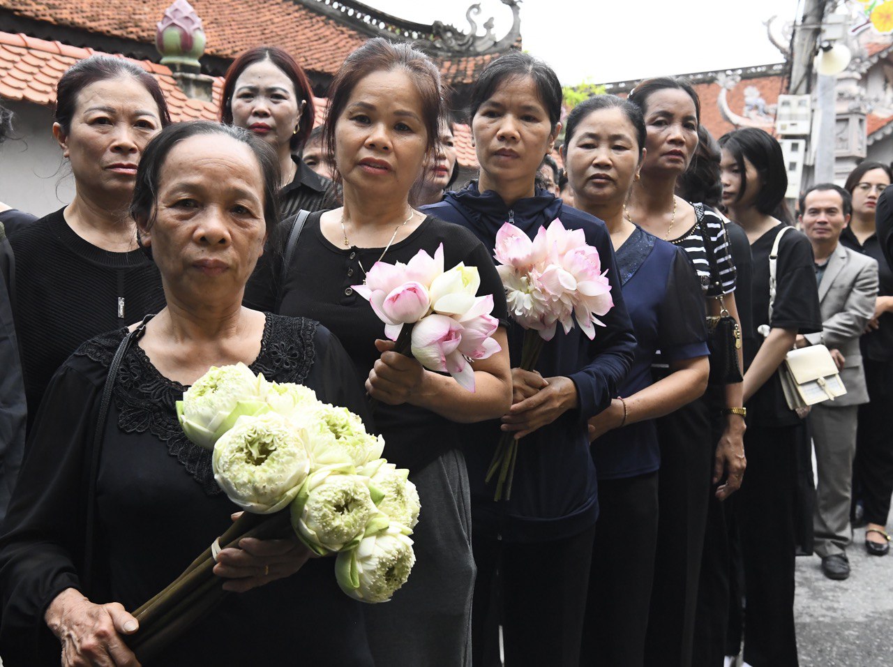 Người dân quê nhà Tổng Bí thư Nguyễn Phú Trọng rơi nước mắt suốt thời gian xếp hàng chờ viếng- Ảnh 18.