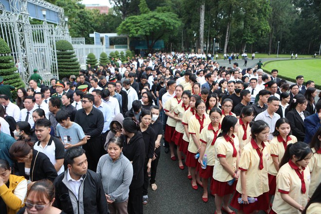 Người trẻ xếp hàng dài vào viếng Tổng Bí thư Nguyễn Phú Trọng: "Thương bác vô cùng, mong bác yên lòng"- Ảnh 1.