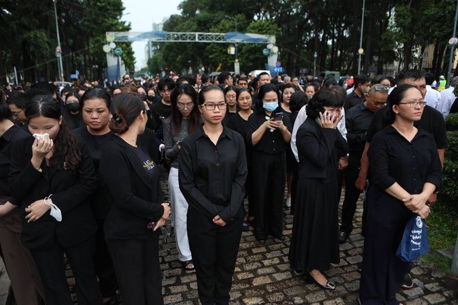 Người trẻ xếp hàng dài vào viếng Tổng Bí thư Nguyễn Phú Trọng: "Thương bác vô cùng, mong bác yên lòng"- Ảnh 2.