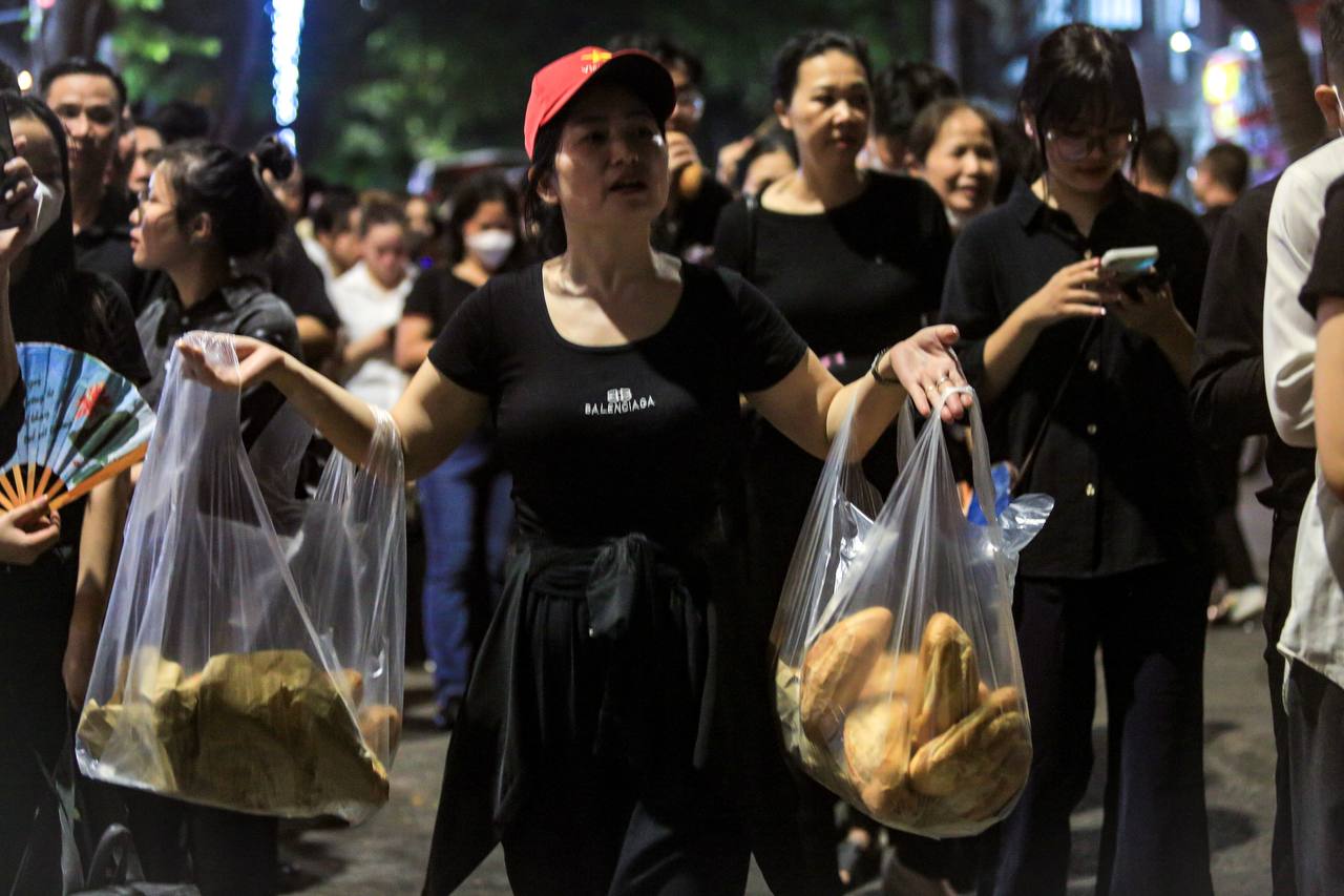 Ấm lòng: Những chai nước, ổ bánh mì của người dân Hà Nội dành tặng dòng người xếp hàng chờ viếng Tổng Bí thư Nguyễn Phú Trọng- Ảnh 10.