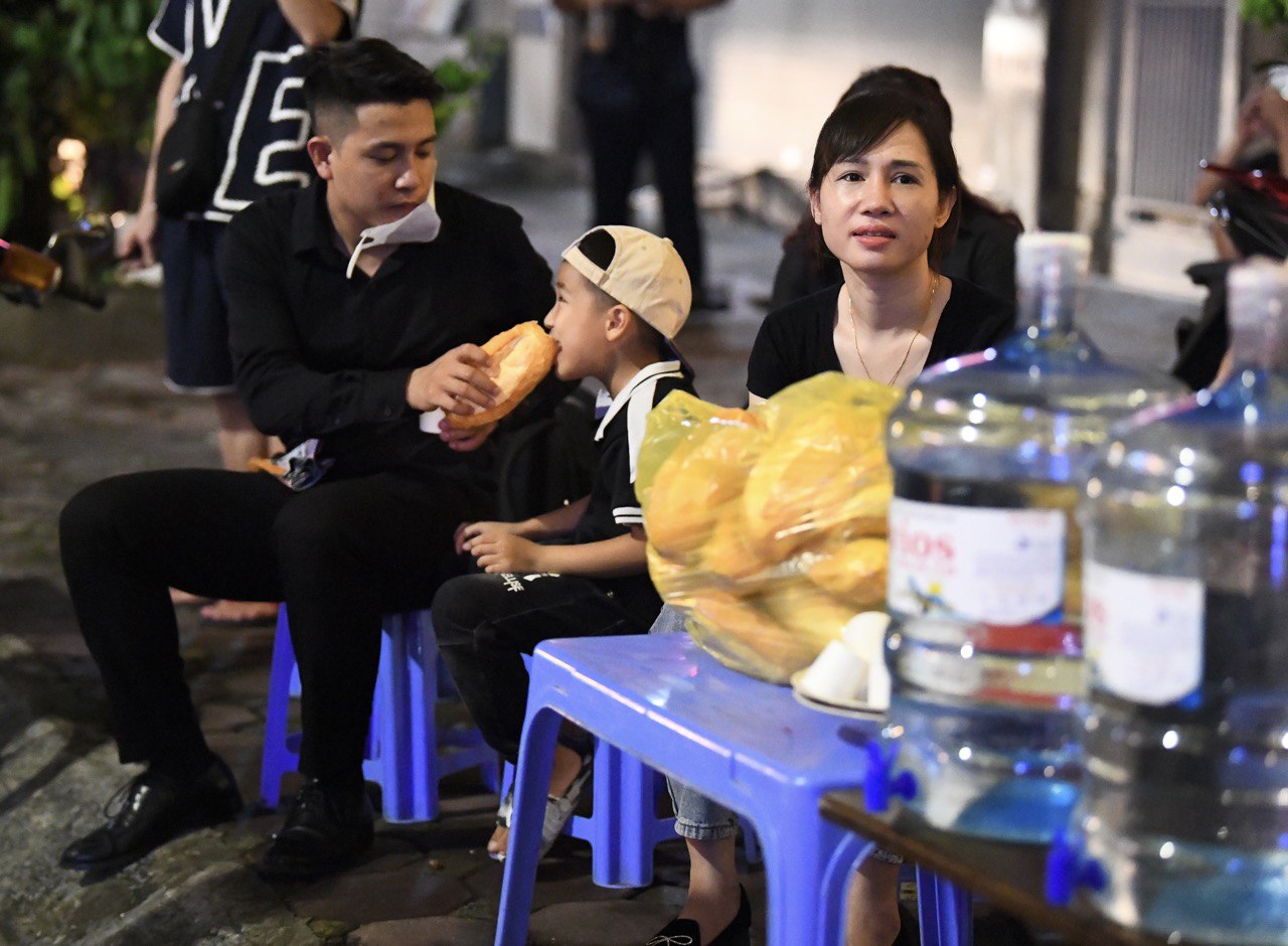 Ấm lòng: Những chai nước, ổ bánh mì của người dân Hà Nội dành tặng dòng người xếp hàng chờ viếng Tổng Bí thư Nguyễn Phú Trọng- Ảnh 16.