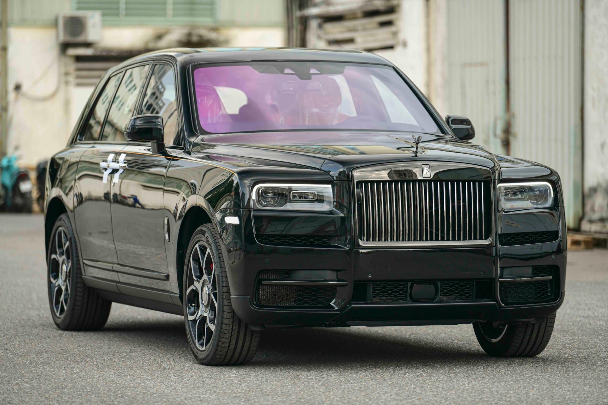 Cận cảnh Rolls-Royce Cullinan Black Badge 2024 vừa về Việt Nam- Ảnh 1.