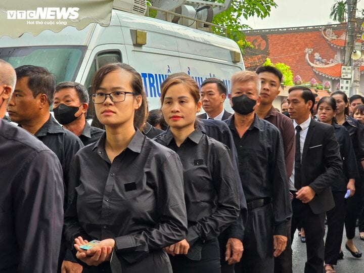 Người dân đến làng Lại Đà từ mờ sáng chờ viếng Tổng Bí thư Nguyễn Phú Trọng- Ảnh 11.