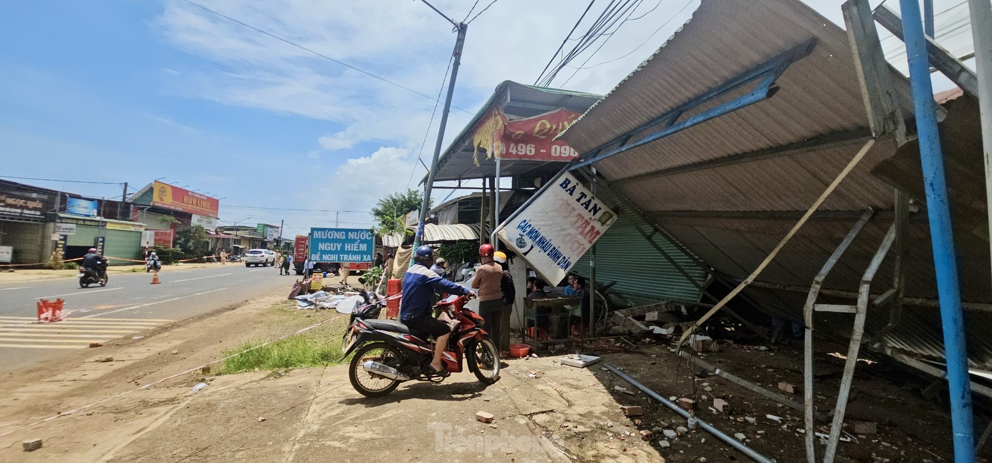 Vụ xe container lao vào nhà dân khiến 3 người tử vong: Hé lộ nguyên nhân ban đầu- Ảnh 1.