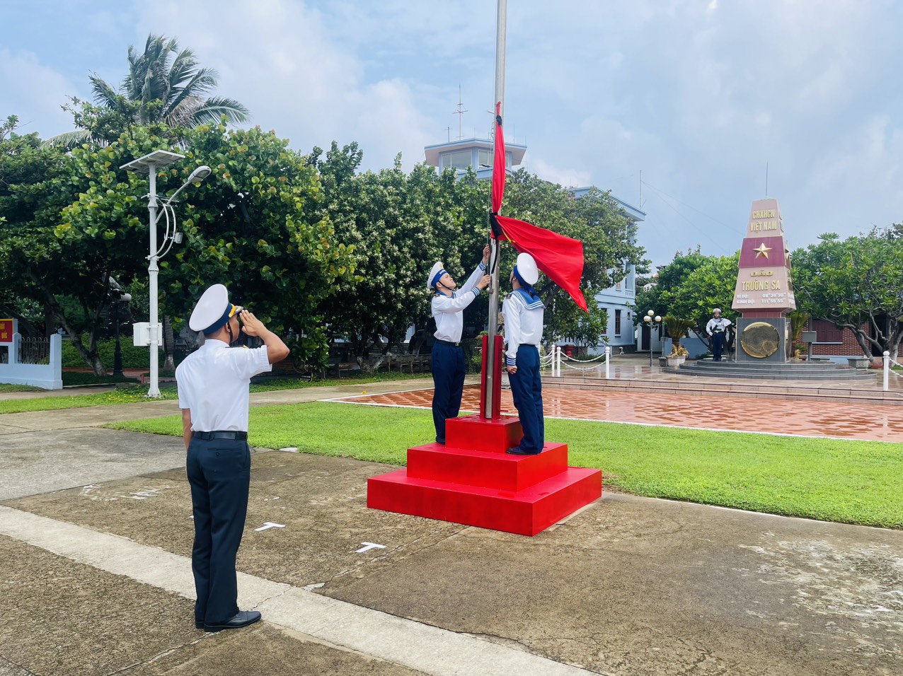 Cán bộ, chiến sĩ Trường Sa và Nhà giàn DK1 làm lễ treo cờ rủ Quốc tang Tổng Bí thư Nguyễn Phú Trọng- Ảnh 2.