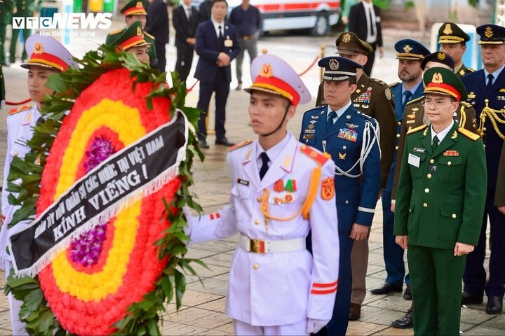 Dòng người nối dài hơn 1km vào viếng Tổng Bí thư Nguyễn Phú Trọng- Ảnh 41.