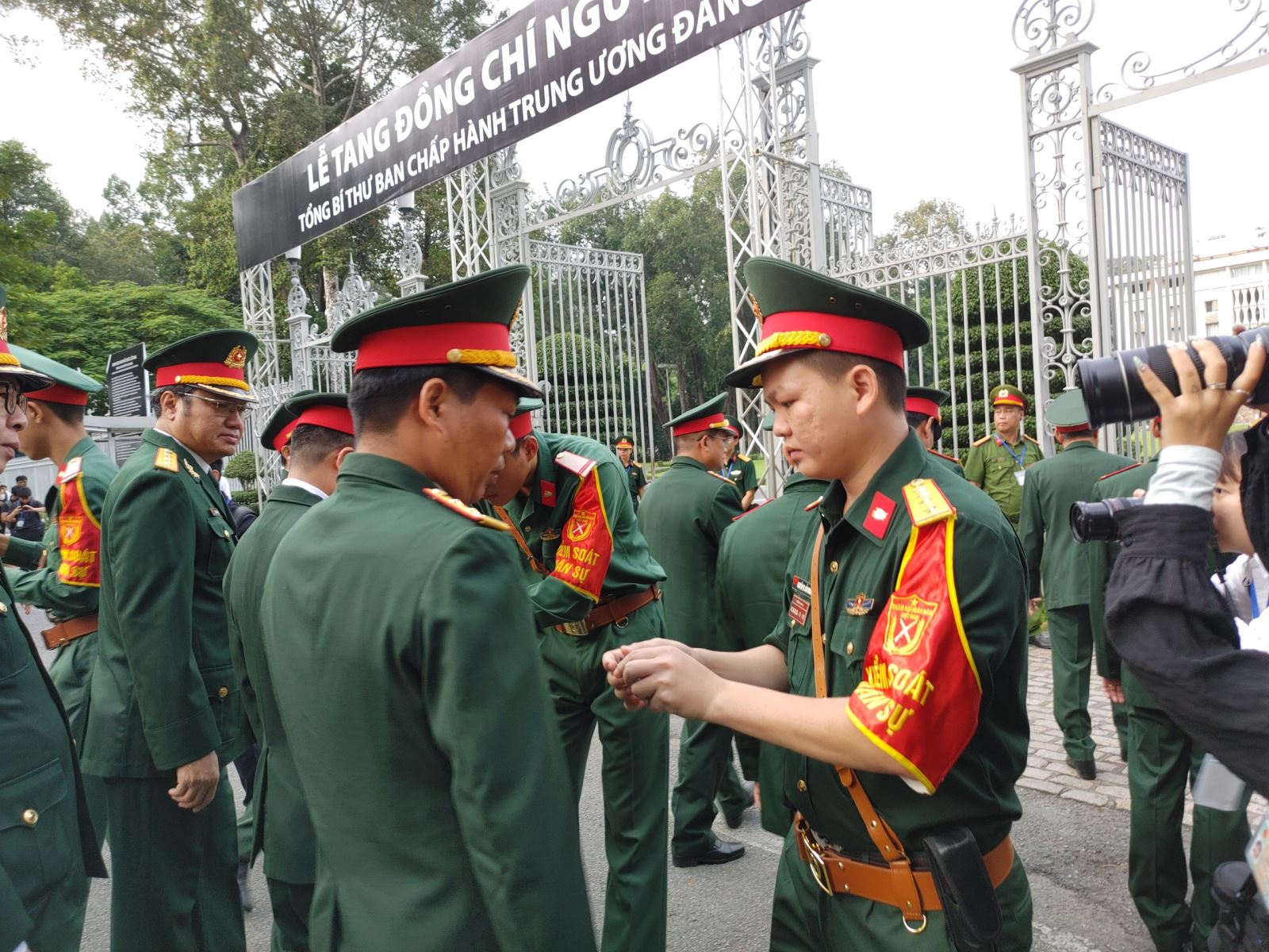 Người dân có mặt từ sớm chờ vào viếng Tổng bí thư Nguyễn Phú Trọng tại TP Hồ Chí Minh- Ảnh 4.