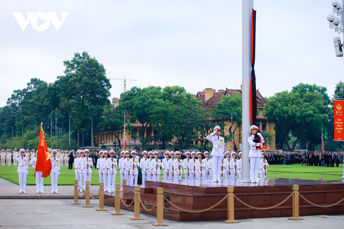 Cơ quan công sở, nhà dân đồng loạt treo cờ rủ Quốc tang Tổng Bí thư Nguyễn Phú Trọng- Ảnh 1.