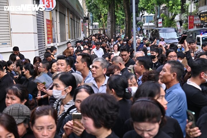 Dòng người nối dài hơn 1km vào viếng Tổng Bí thư Nguyễn Phú Trọng- Ảnh 33.