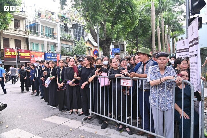 Dòng người nối dài hơn 1km vào viếng Tổng Bí thư Nguyễn Phú Trọng- Ảnh 34.