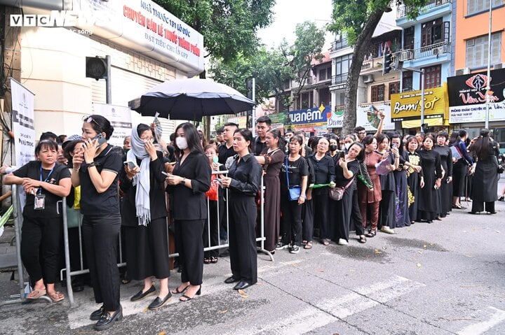 Dòng người nối dài hơn 1km vào viếng Tổng Bí thư Nguyễn Phú Trọng- Ảnh 32.