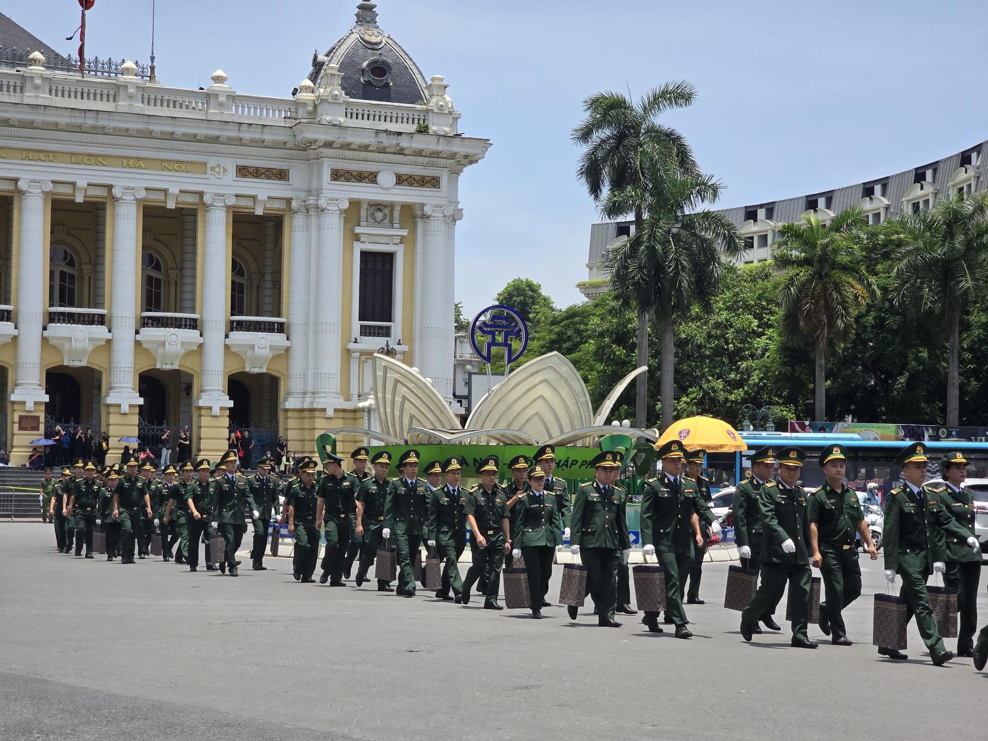 Ngay lúc này tại Hà Nội: Người dân tập trung khắp các tuyến đường để chờ đợi tiễn biệt Tổng Bí thư Nguyễn Phú Trọng- Ảnh 17.