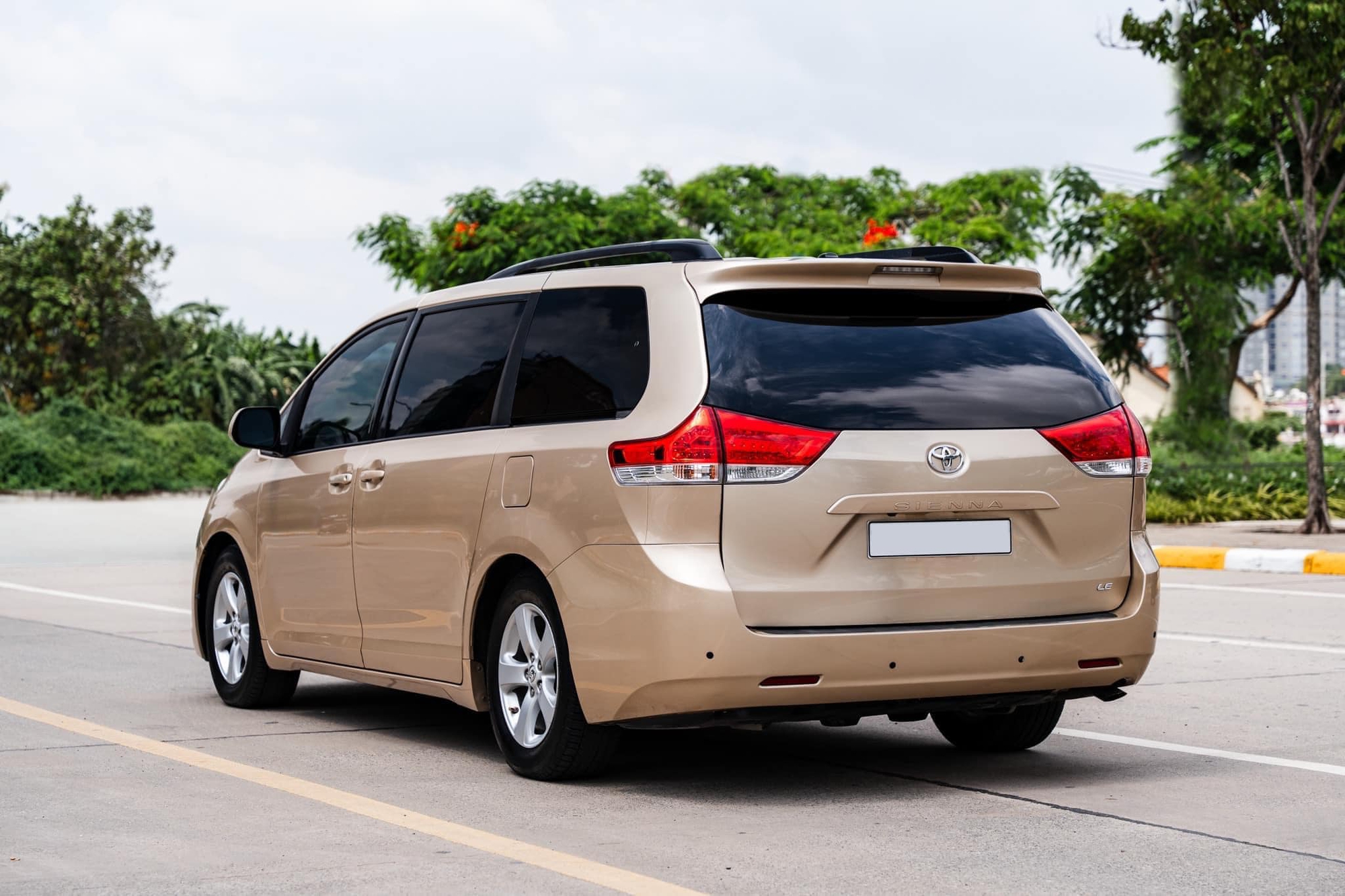 Toyota Sienna 2012 rao bán hơn 1,2 tỷ đồng: MPV gia đình giá ngang Kia Carnival nhưng to hơn, riêng nội thất độ hết 400 triệu- Ảnh 9.