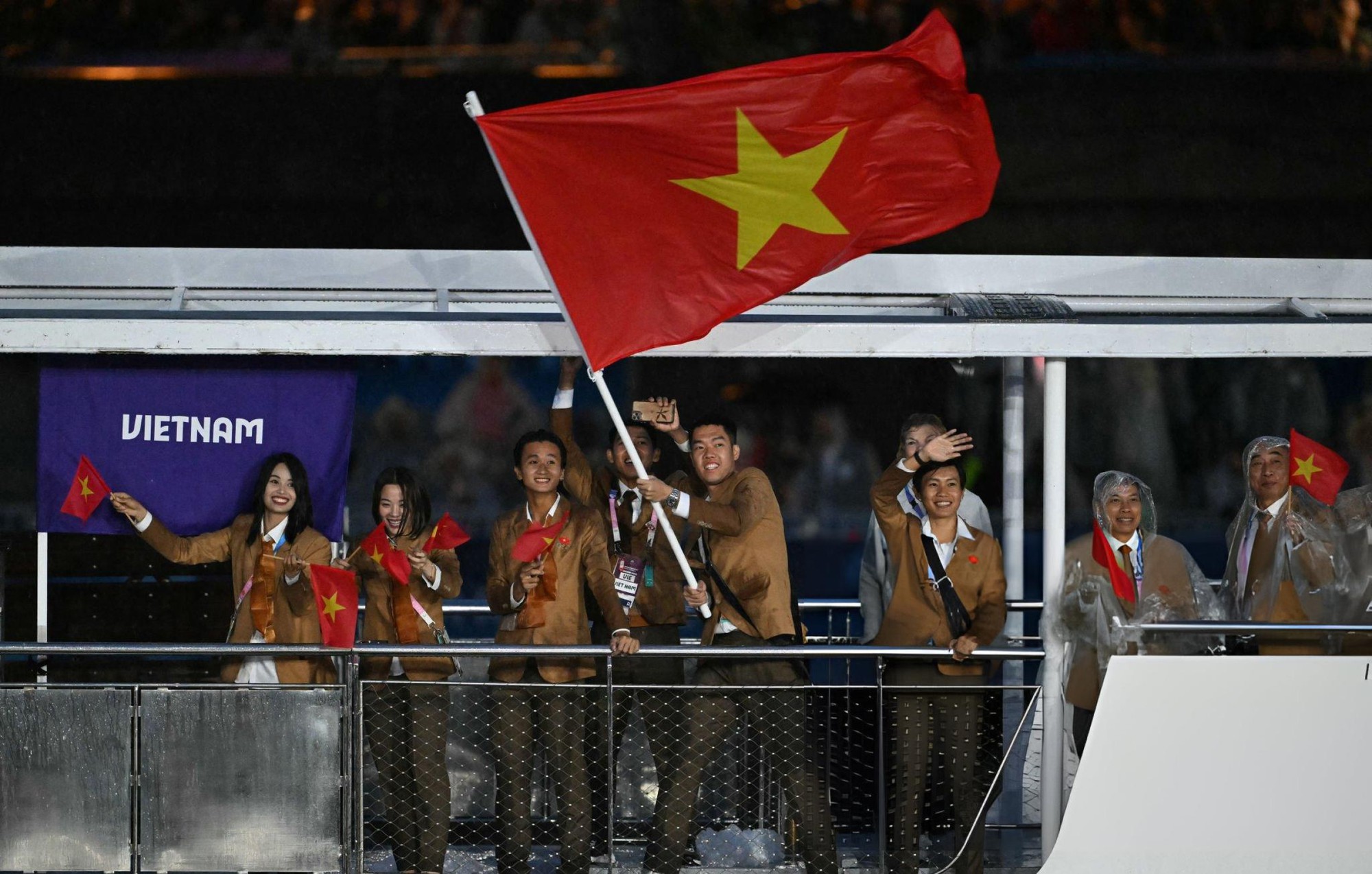 Tự hào lá cờ đỏ sao vàng Việt Nam tung bay tại đấu trường Olympic Paris 2024: Kỳ vọng giải cơn khát huy chương- Ảnh 1.