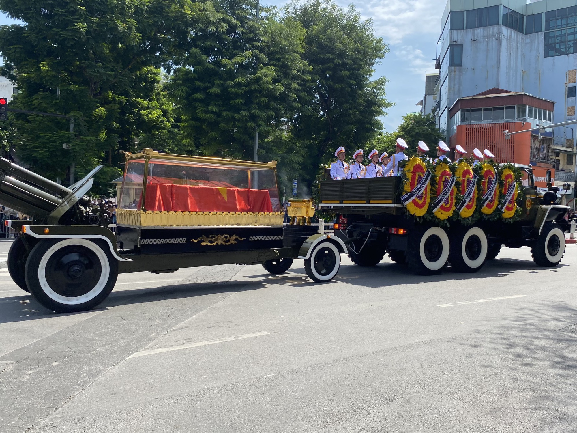 "Biển người" xúc động tiễn đưa Tổng Bí thư Nguyễn Phú Trọng về nơi an nghỉ cuối cùng- Ảnh 7.