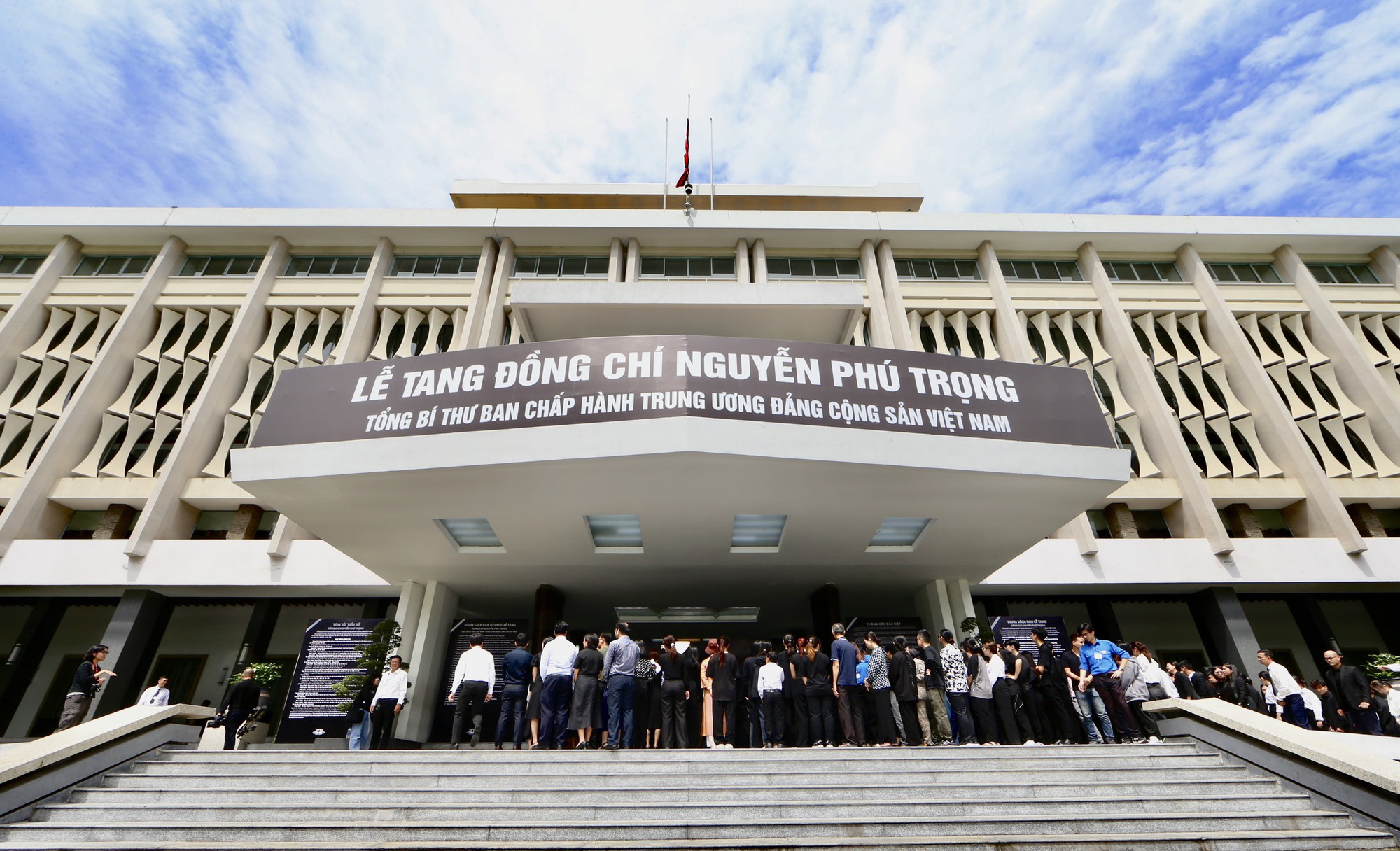 Hơn 10 ngàn người đến viếng Tổng Bí thư Nguyễn Phú Trọng tại Hội trường Thống Nhất trong sáng 26-7- Ảnh 1.