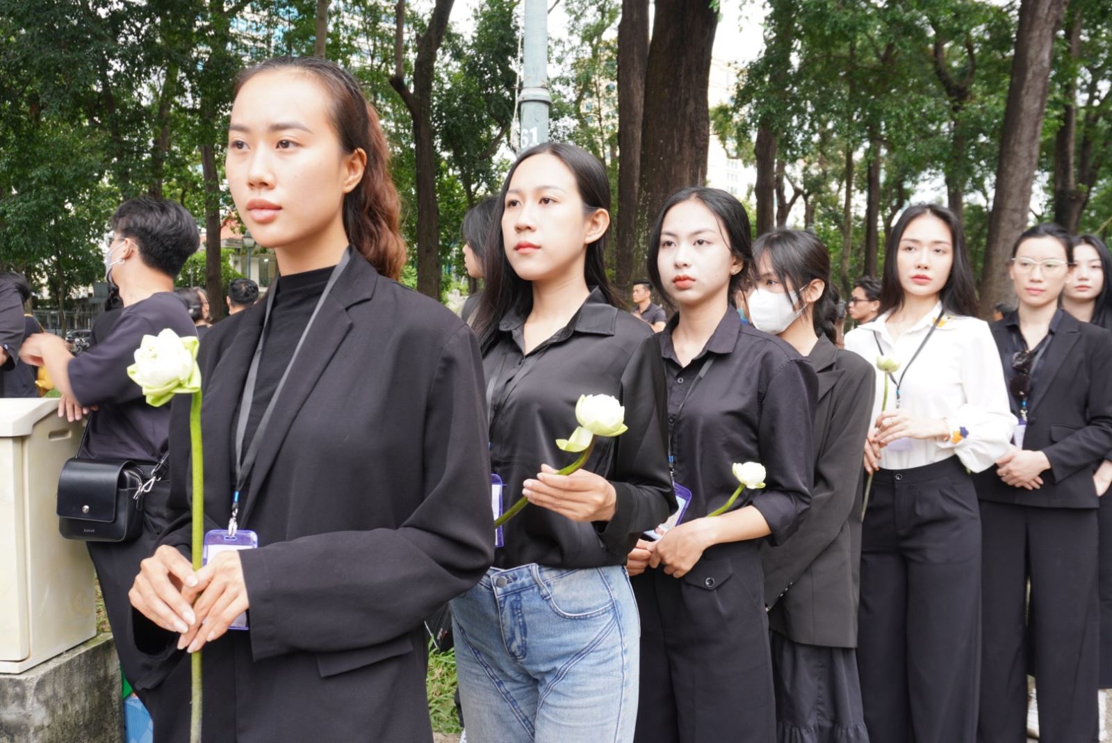 Những giọt nước mắt rơi khi xem Lễ truy điệu Tổng Bí thư tại Hội trường Thống Nhất- Ảnh 8.