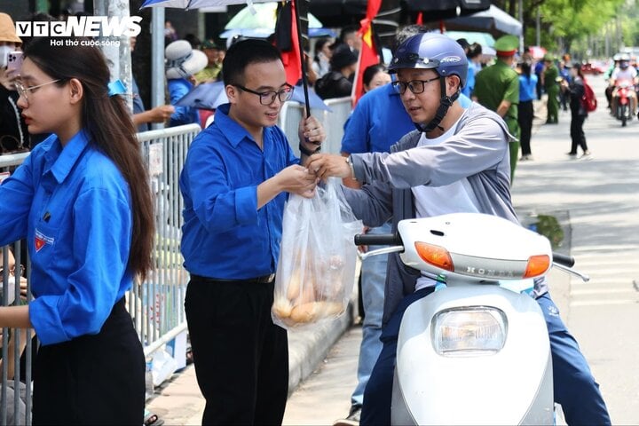 Người dân đội nắng chờ viếng Tổng Bí thư Nguyễn Phú Trọng- Ảnh 3.