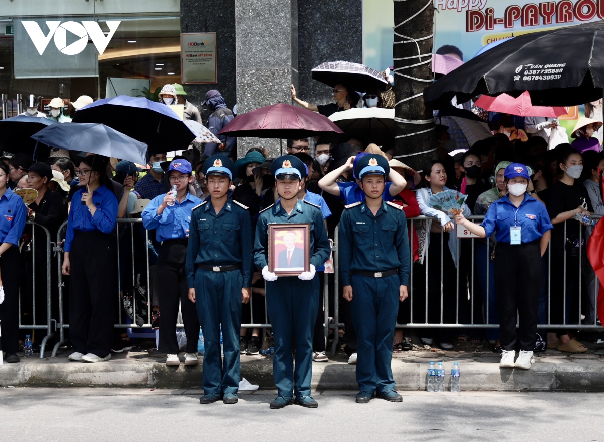 Trực tiếp: Tiễn biệt Tổng Bí thư Nguyễn Phú Trọng về nơi an nghỉ cuối cùng- Ảnh 3.