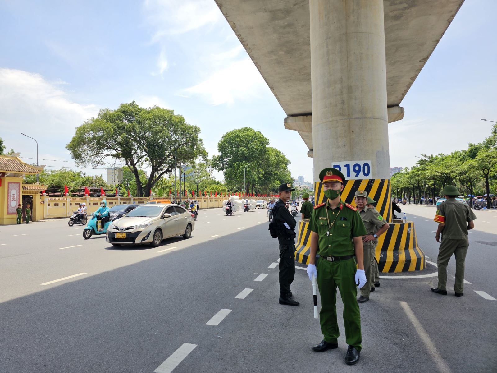 Người dân xếp hàng chờ viếng tại Nghĩa trang Mai Dịch, công tác chuẩn bị lễ tang đã sẵn sàng- Ảnh 4.