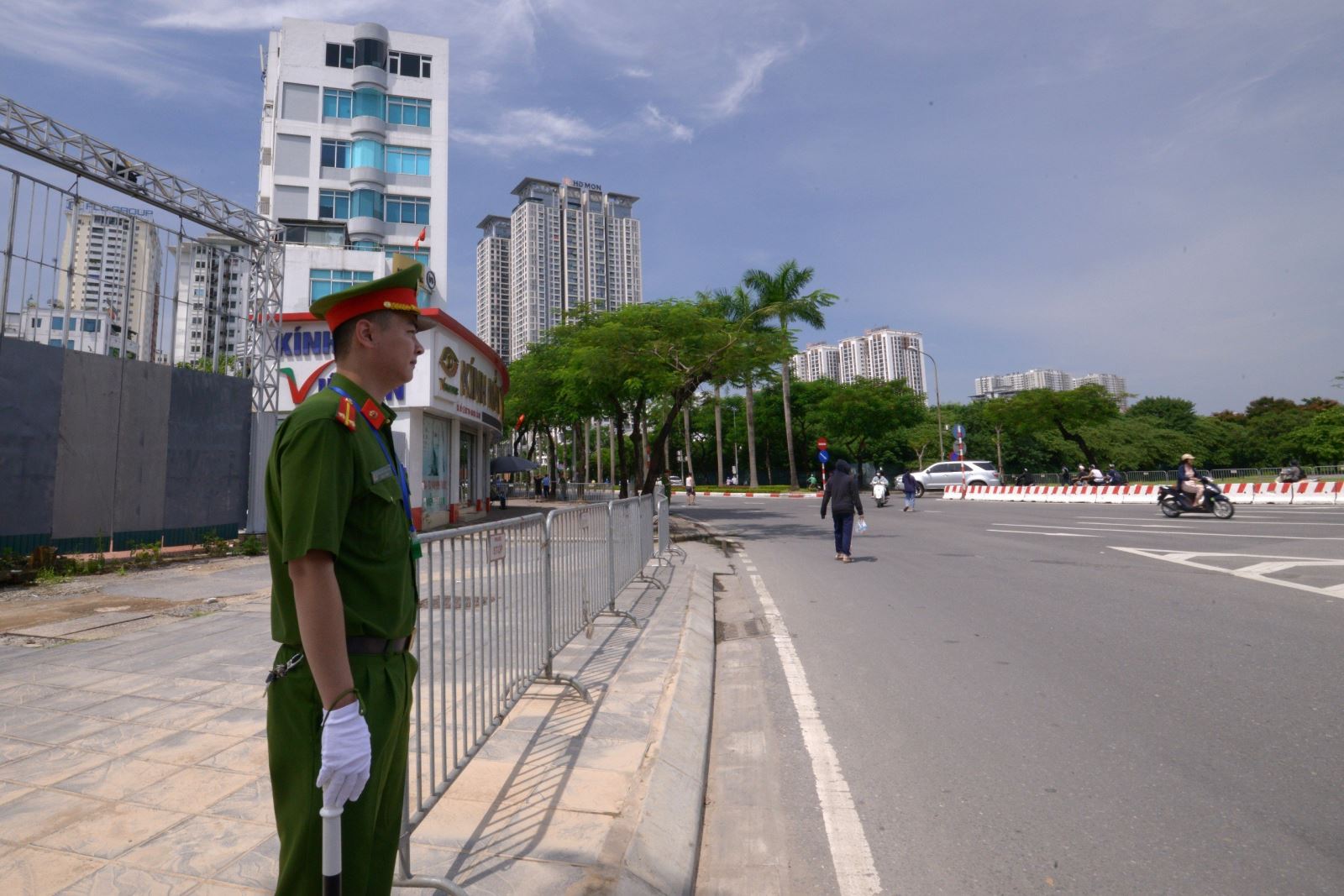 Người dân xếp hàng chờ viếng tại Nghĩa trang Mai Dịch, công tác chuẩn bị lễ tang đã sẵn sàng- Ảnh 2.