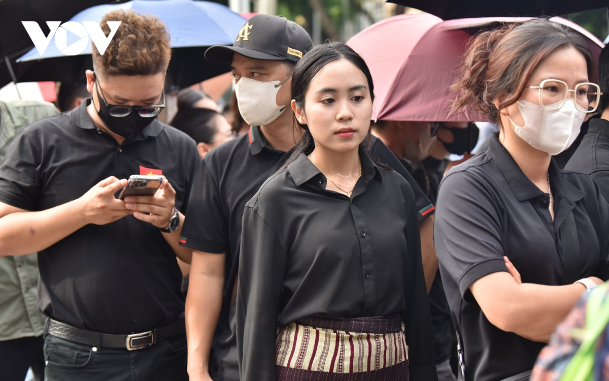 Cô gái Lào vượt hàng trăm cây số lên Hà Nội viếng Tổng Bí thư Nguyễn Phú Trọng: "Chúng ta là người thân, là hai đất nước anh em"- Ảnh 1.