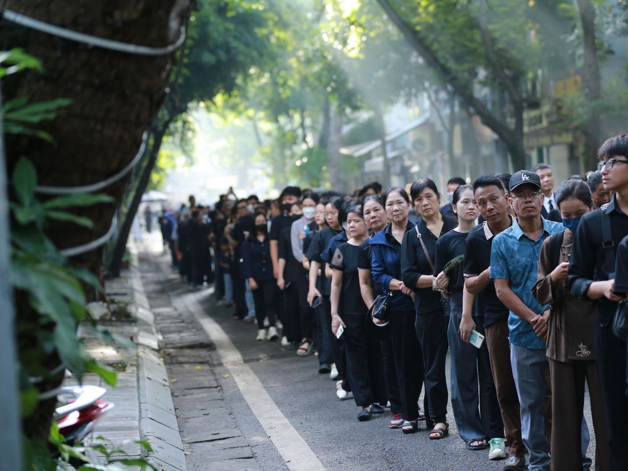 Hà Nội: Người dân tiếp tục xếp hàng dài cả tuyến phố từ sáng sớm, chờ viếng Tổng Bí thư Nguyễn Phú Trọng- Ảnh 2.