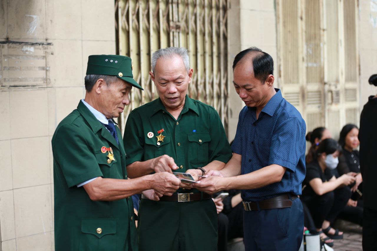 Hà Nội: Người dân tiếp tục xếp hàng dài cả tuyến phố từ sáng sớm, chờ viếng Tổng Bí thư Nguyễn Phú Trọng- Ảnh 9.