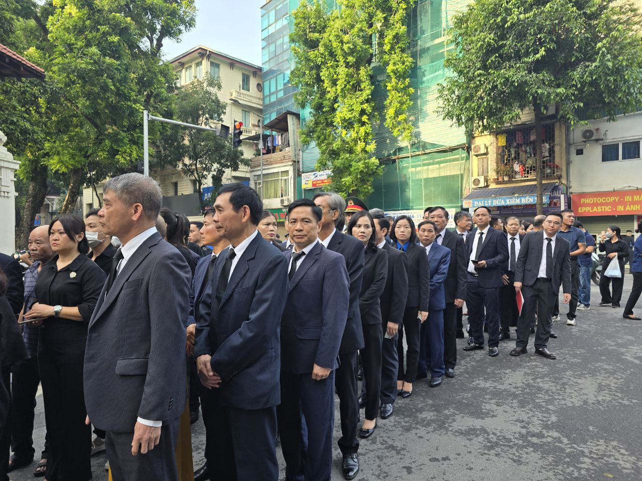 Hà Nội: Người dân tiếp tục xếp hàng dài cả tuyến phố từ sáng sớm, chờ viếng Tổng Bí thư Nguyễn Phú Trọng- Ảnh 4.