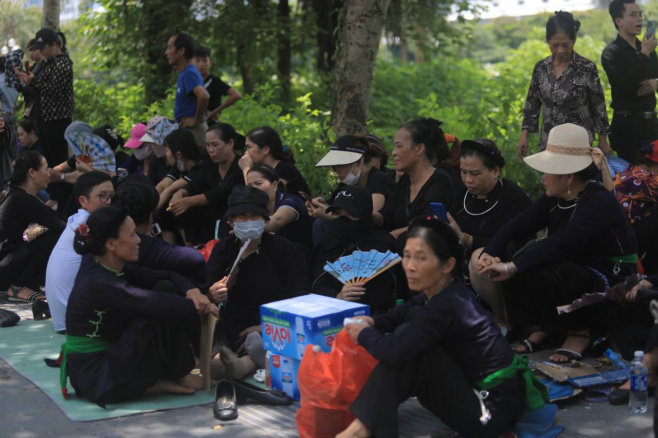 Ngay lúc này tại Hà Nội: Người dân tập trung khắp các tuyến đường để chờ đợi tiễn biệt Tổng Bí thư Nguyễn Phú Trọng- Ảnh 6.