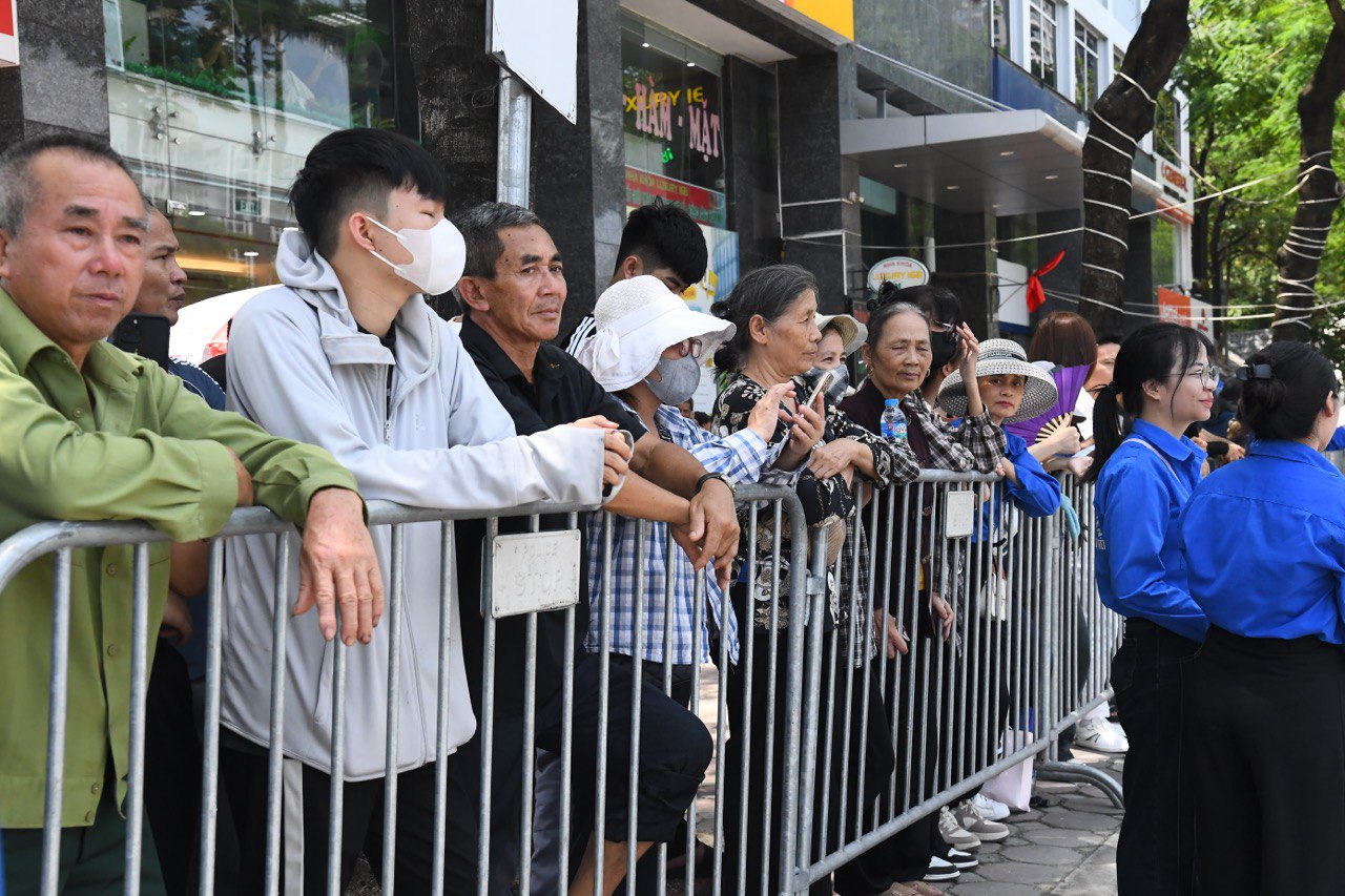 Ngay lúc này tại Hà Nội: Người dân tập trung khắp các tuyến đường để chờ đợi tiễn biệt Tổng Bí thư Nguyễn Phú Trọng- Ảnh 15.