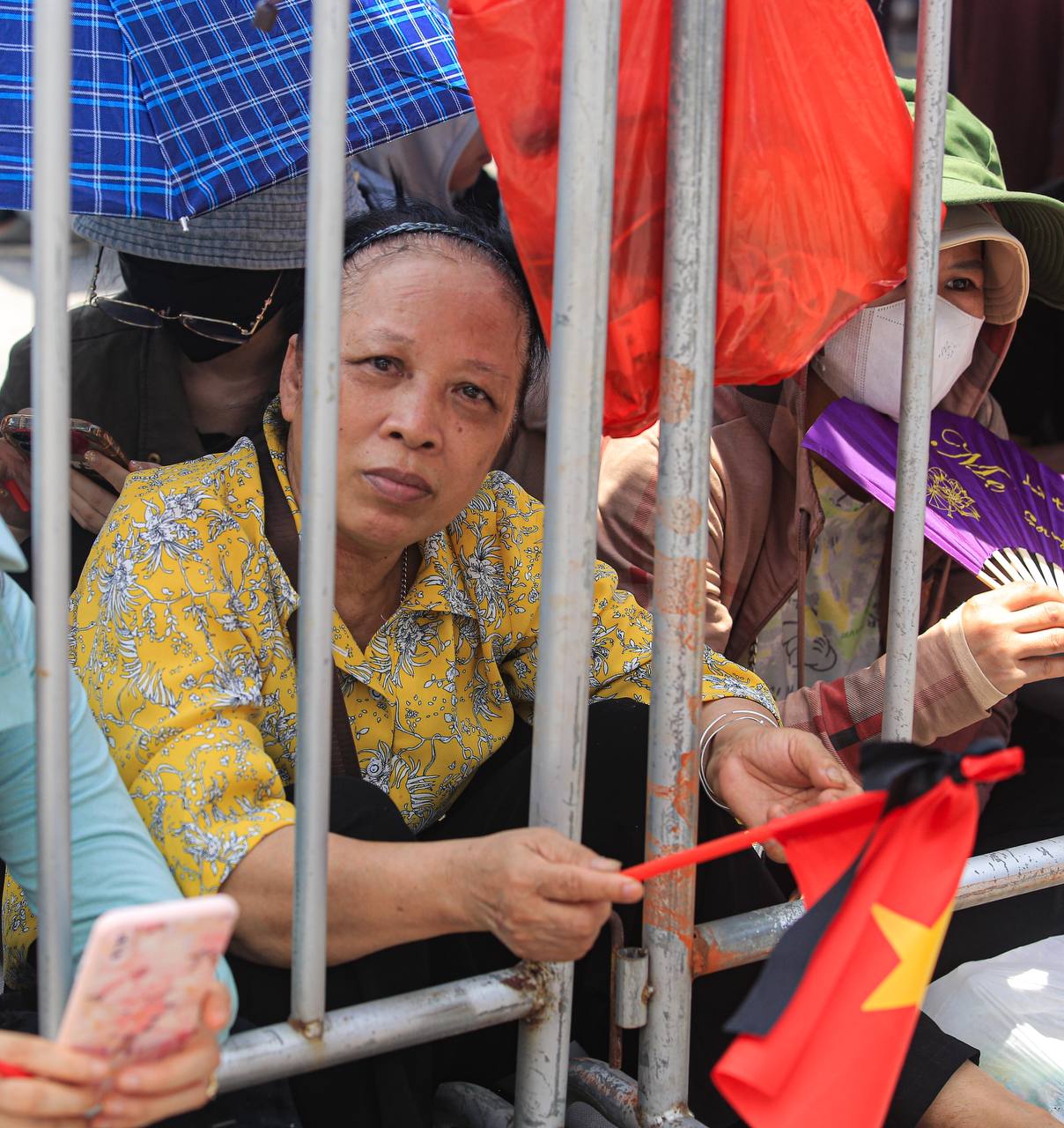 Ngay lúc này tại Hà Nội: Người dân tập trung khắp các tuyến đường để chờ đợi tiễn biệt Tổng Bí thư Nguyễn Phú Trọng- Ảnh 11.