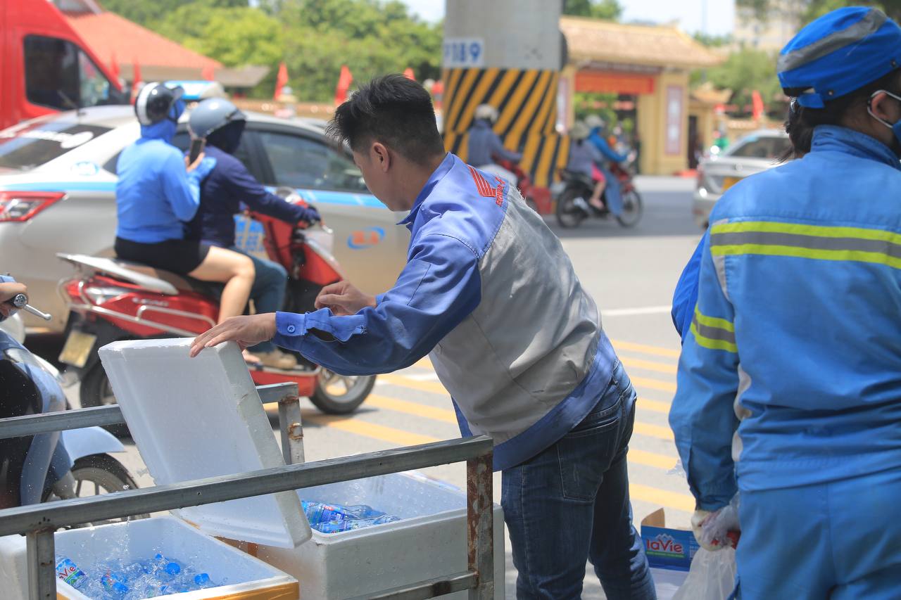 Ngay lúc này tại Hà Nội: Người dân tập trung khắp các tuyến đường để chờ đợi tiễn biệt Tổng Bí thư Nguyễn Phú Trọng- Ảnh 14.