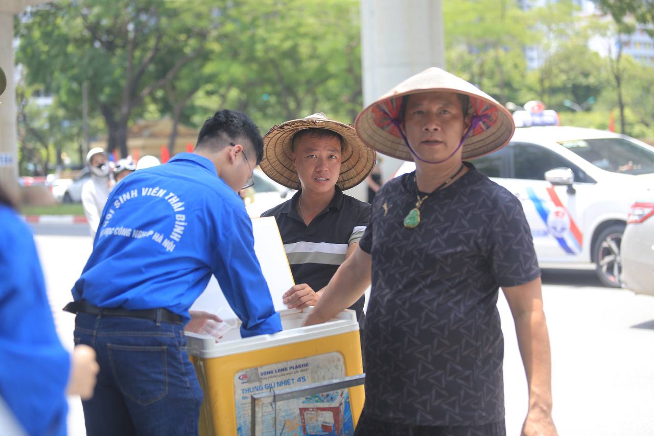 Ngay lúc này tại Hà Nội: Người dân tập trung khắp các tuyến đường để chờ đợi tiễn biệt Tổng Bí thư Nguyễn Phú Trọng- Ảnh 13.