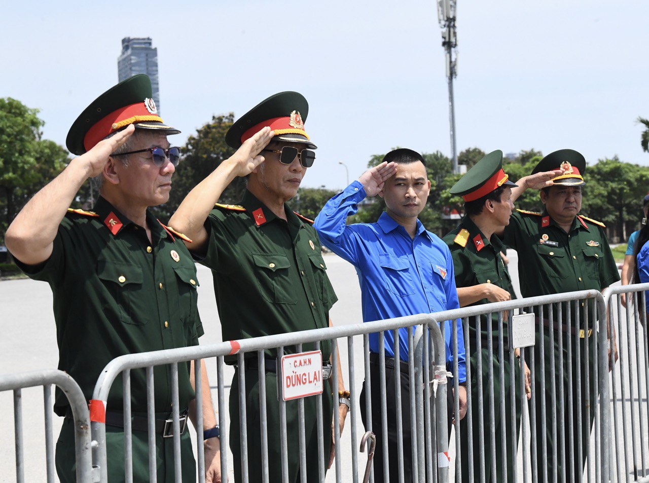 Ngay lúc này tại Hà Nội: Người dân tập trung khắp các tuyến đường để chờ đợi tiễn biệt Tổng Bí thư Nguyễn Phú Trọng- Ảnh 26.