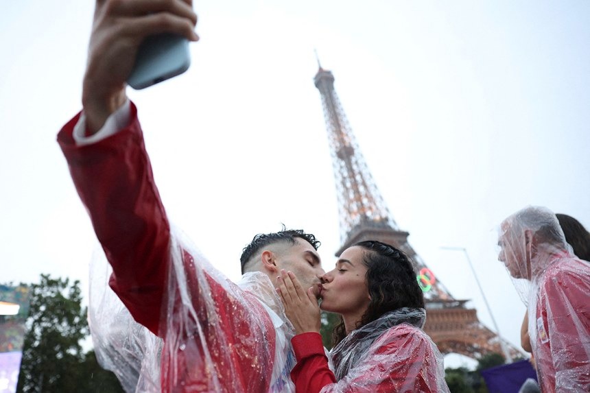 Những khoảnh khắc đáng nhớ tại lễ khai mạc Olympic 2024: Tình yêu tràn ngập Paris và màn trở lại đáng nhớ- Ảnh 6.