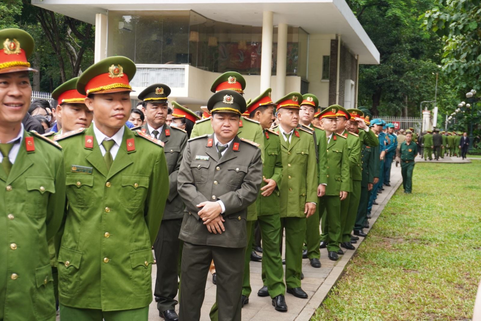 Dòng người xếp hàng chờ viếng Tổng Bí thư Nguyễn Phú Trọng tại TP Hồ Chí Minh- Ảnh 9.