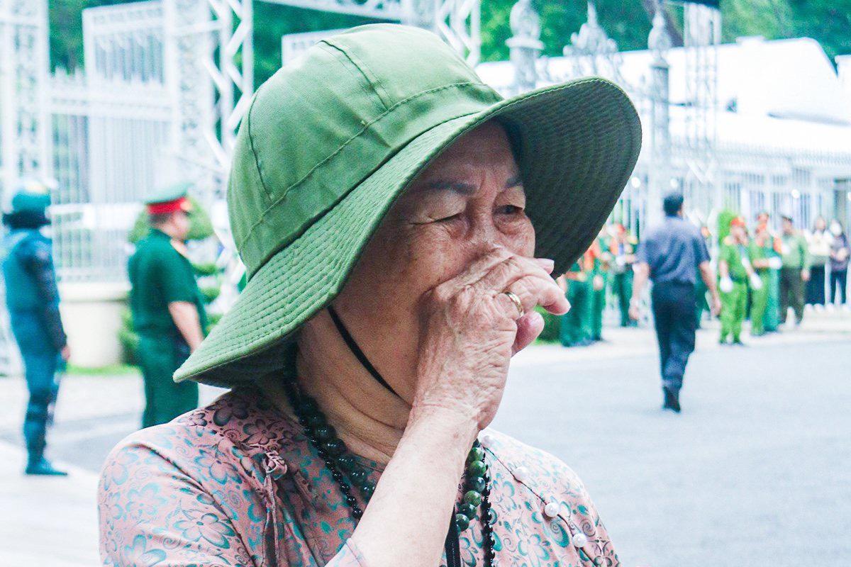 Dòng người xếp hàng chờ viếng Tổng Bí thư Nguyễn Phú Trọng tại TP Hồ Chí Minh- Ảnh 10.