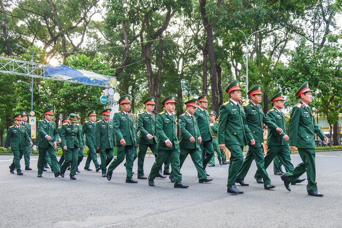 Dòng người xếp hàng chờ viếng Tổng Bí thư Nguyễn Phú Trọng tại TP Hồ Chí Minh- Ảnh 8.