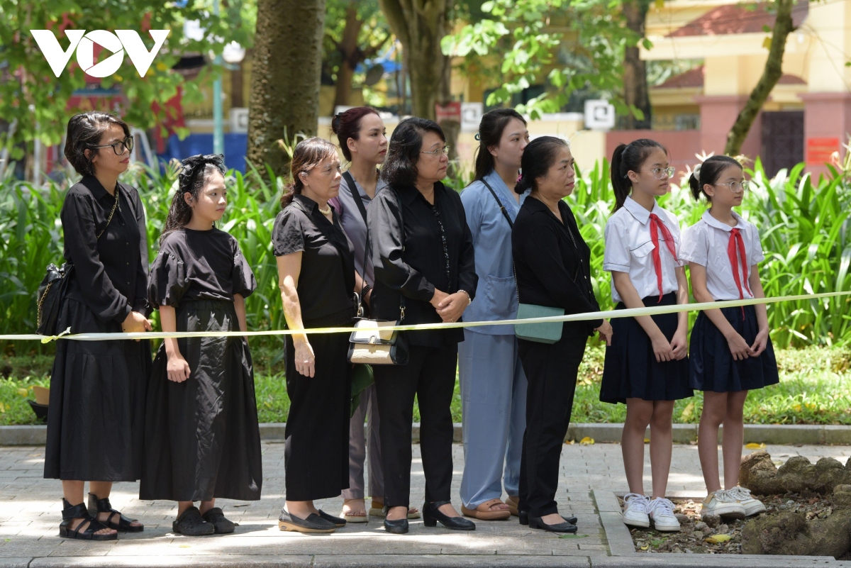 Người dân đổ ra đường chờ đợi tiễn biệt Tổng Bí thư Nguyễn Phú Trọng- Ảnh 7.