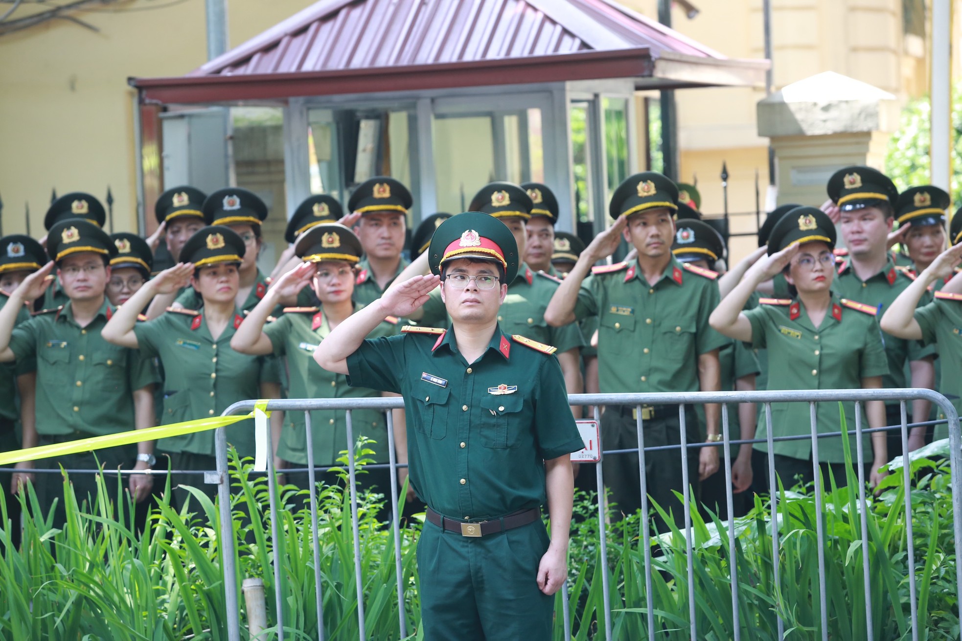 Người dân khóc nghẹn chào Tổng Bí thư Nguyễn Phú Trọng lần cuối- Ảnh 10.